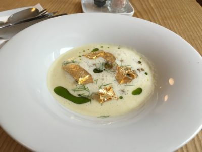 Suppe mit Goldflocken